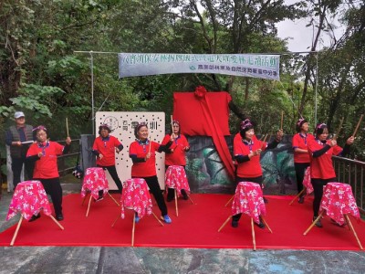 在地[膠]響樂團以回收水桶打擊，環保為活動熱場